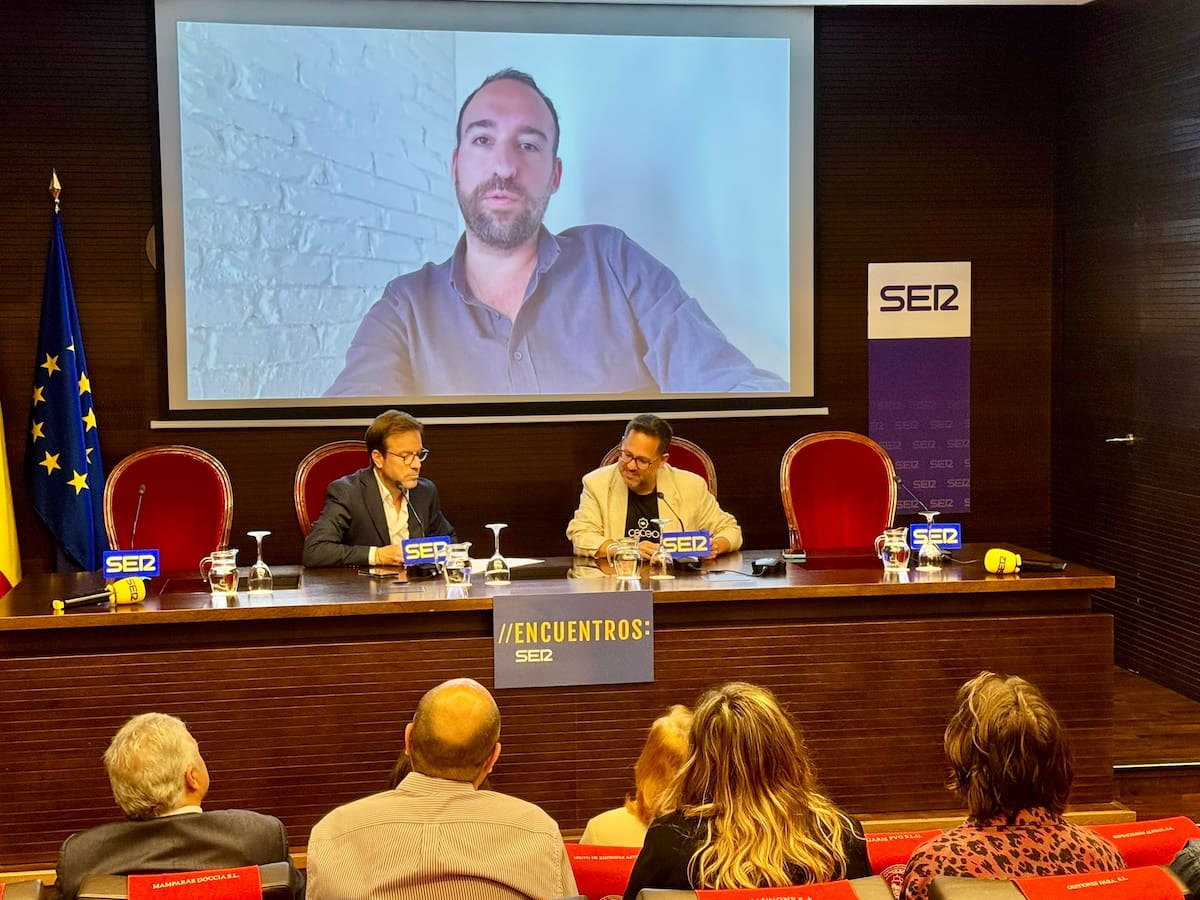 El salón de actos de la Cámara de Comercio de Sevilla ha acogido el Encuentro SER protagonizado por el candidato de Adelante Andalucía a la presidencia de la Junta, José Ignacio García