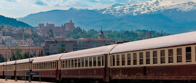 El tren Al-Ándalus a su paso por la ciudad de Granada.