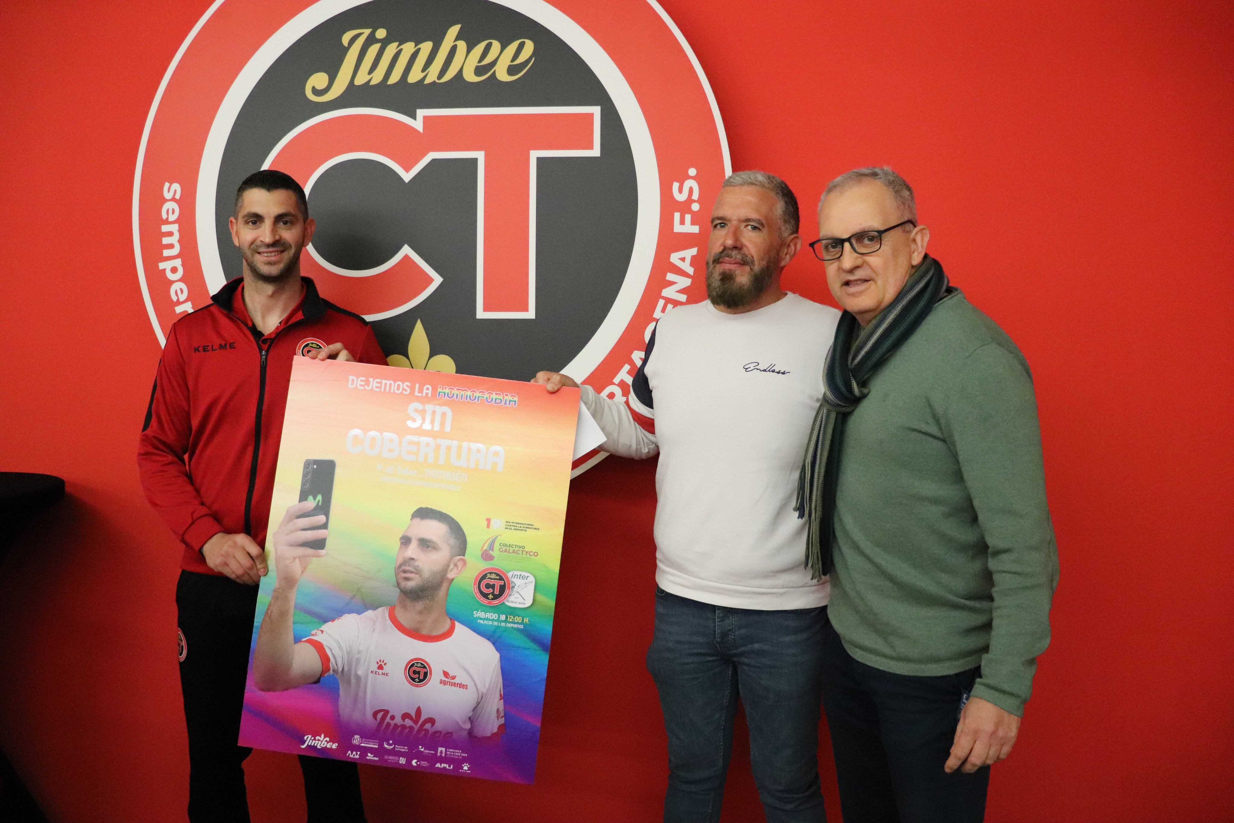 Raúl Jerez posa con el cartel de la campaña junto a José María García, del Colectivo Galactyco y Roberto Sánchez, gerente del Jimbee