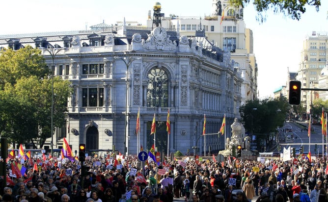 Vista de la manifestación convocada por la &#039;Cumbre Social&#039;, en defensa de los servicios públicos y las pensiones, a su paso por la plaza de Cibeles, donde miles de personas se han sumado a la marcha, que culmina en la Puerta de Alcalá.