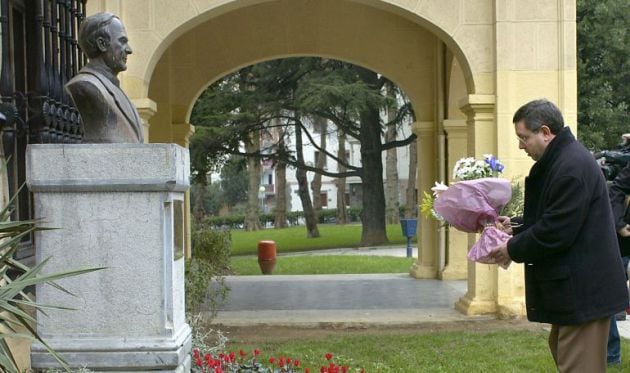 El alcalde de Portugalete (Vizcaya), Mikel Cabieces, durante la ofrenda floral ante el busto del jesuíta Ignacio Ellacuría