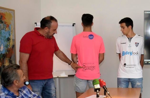 Presentación de la nueva camiseta de la Gimnástica Segoviana con la presencia de Teknei en la parte trasera