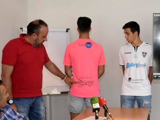 Presentación de la nueva camiseta de la Gimnástica Segoviana con la presencia de Teknei en la parte trasera