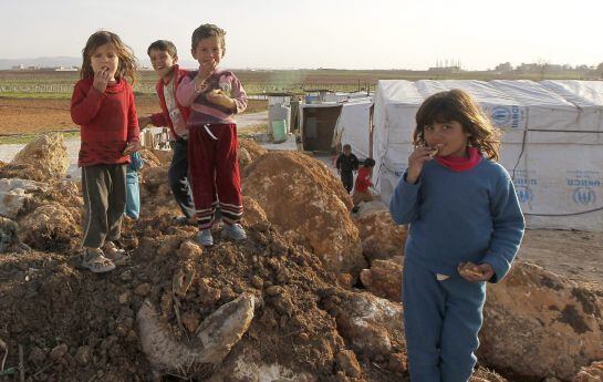 XNM117. FAYDA (LÍBANO), 09/03/2015.- Niños refugiados sirios posan en el campo de refugiados de Bednayel, en el Valle Bekaa de Líbano hoy, lunes 9 de marzo de 2015. El director ejecutivo alemán de Unicef, Christian Schneider, realiza una visita al lugar p