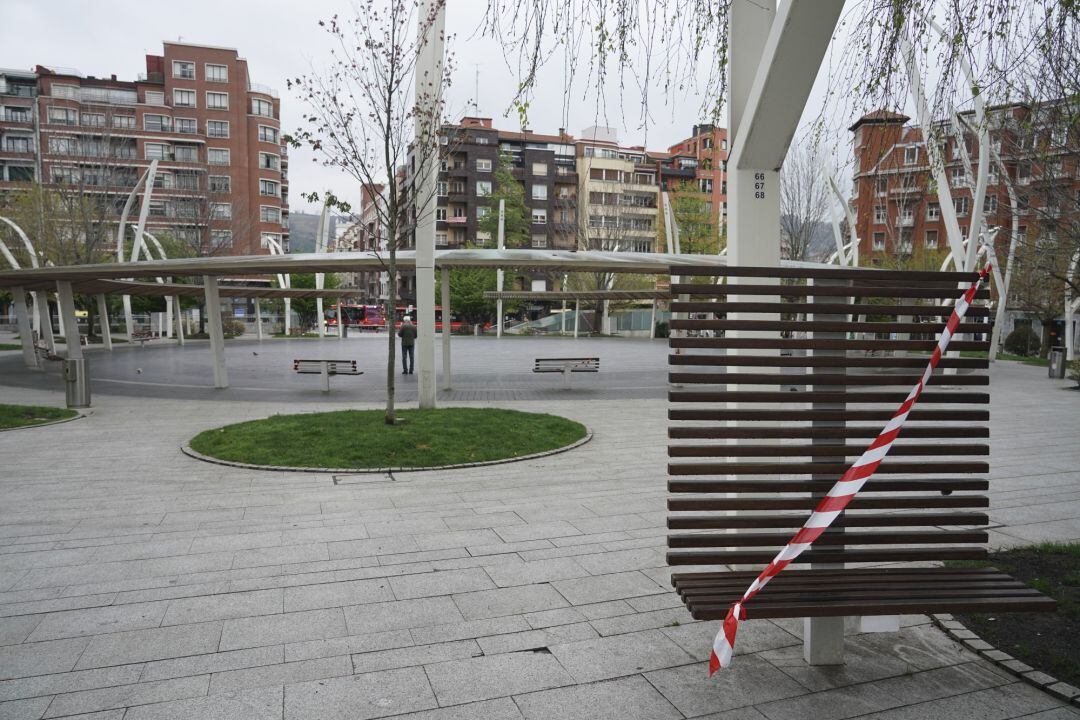 Un banco precintado en una calle de Bilbao durante la cuarentena