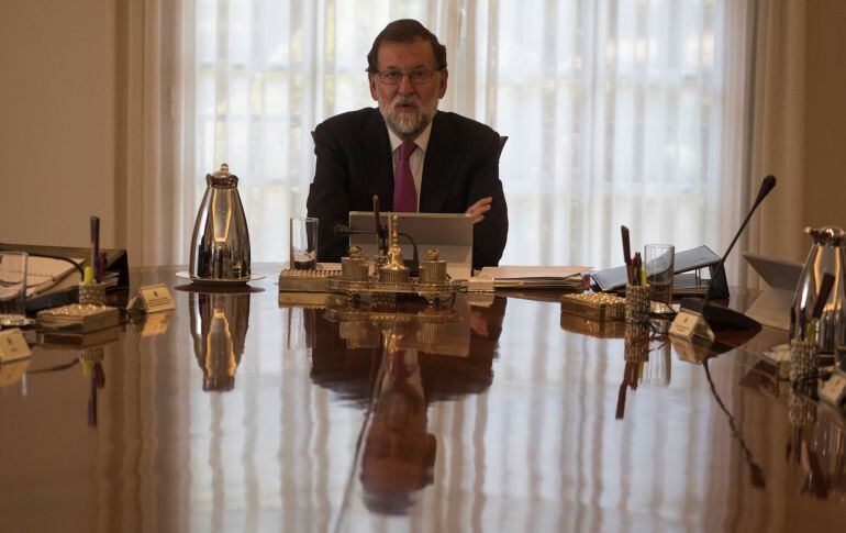 Mariano Rajoy presidiendo un encuentro con su gabinete en Moncloa