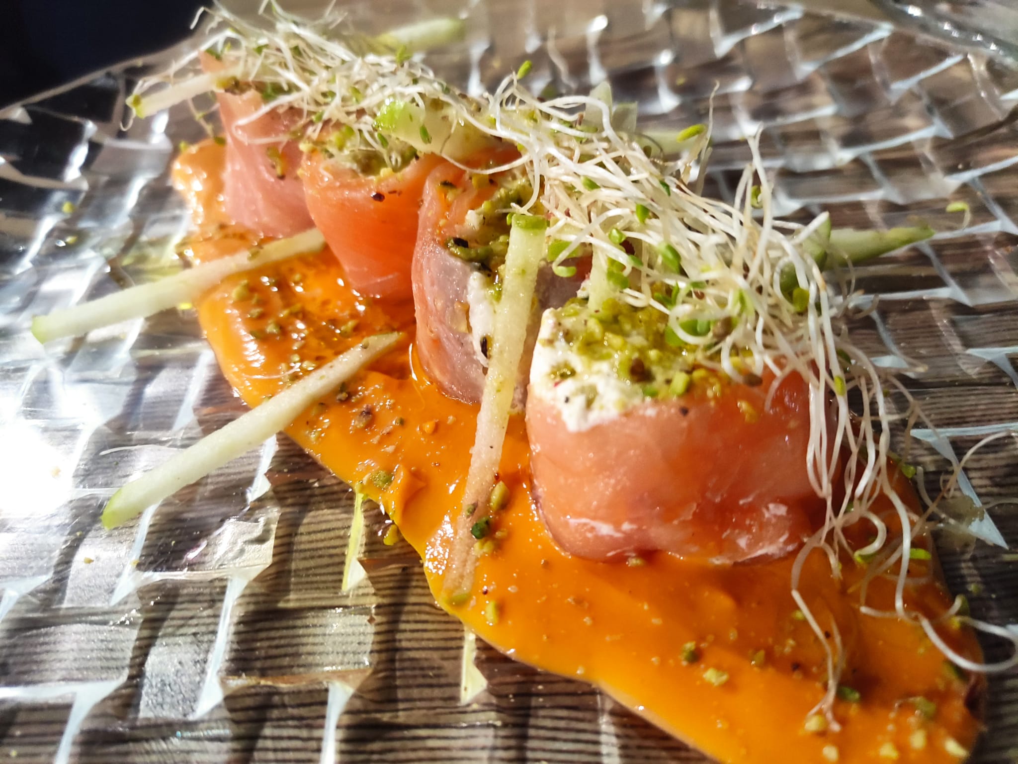 Rollitos de salmón ahumado relleno de langostinos y mango