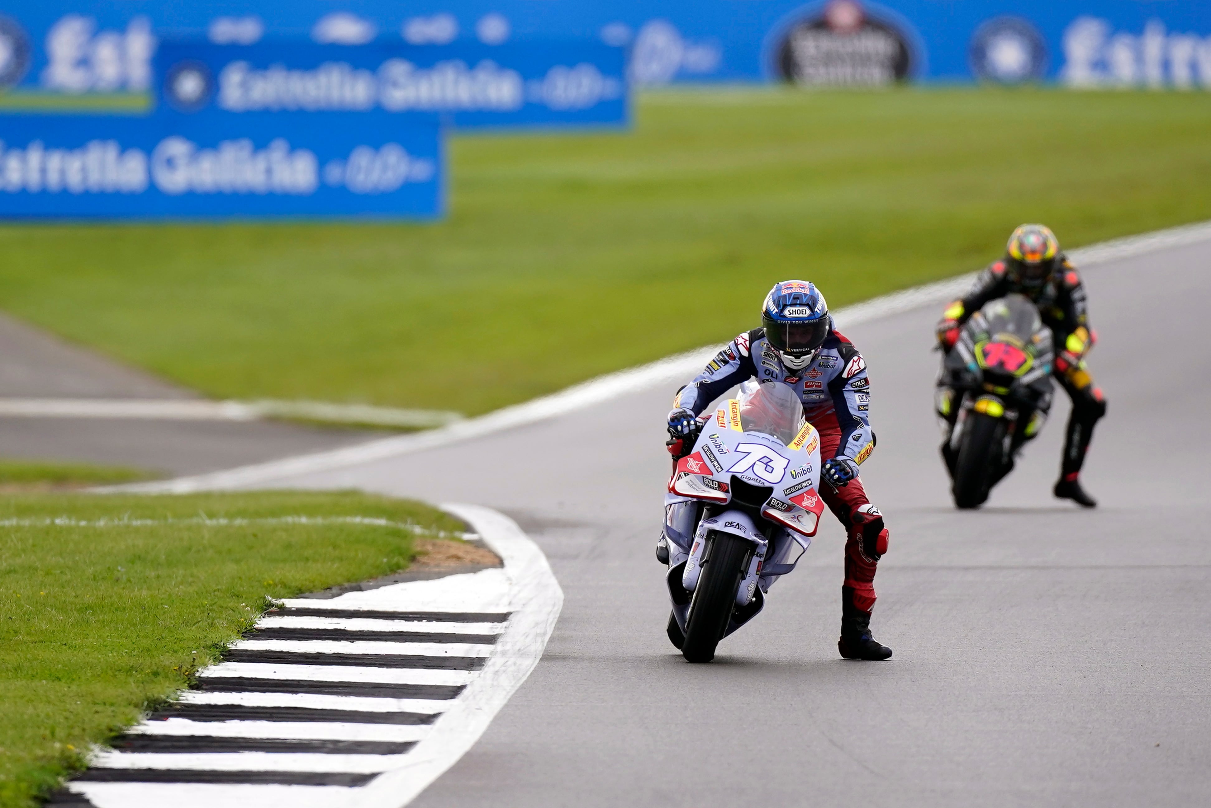 Alex Márquez y Bezzecchi en el GP de Gran Bretaña. (Motociclismo, Ciclismo, Gran Bretaña, Reino Unido) EFE/EPA/TIM KEETON