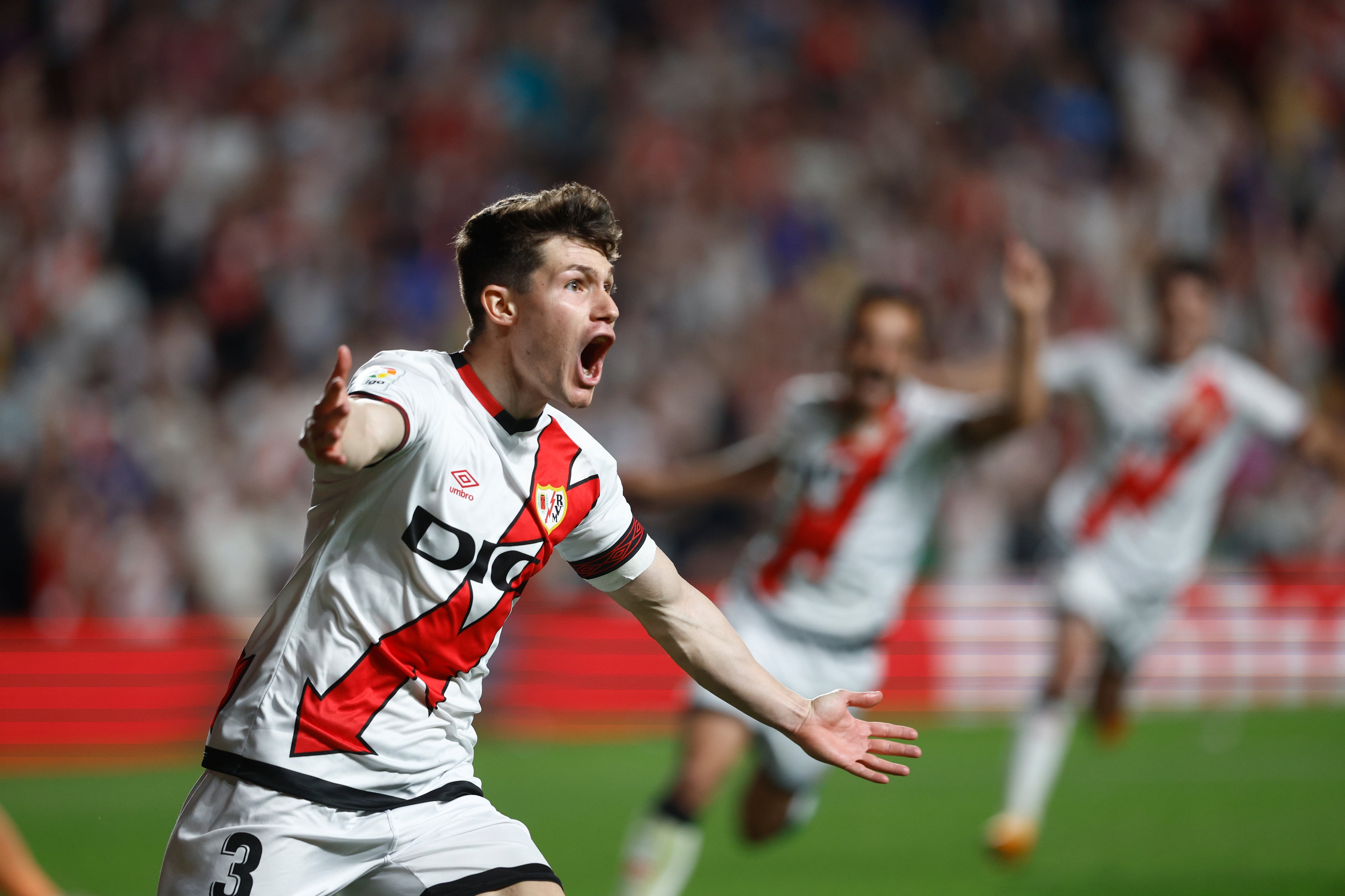 MADRID, 26/04/2023.- Fran García, defensa del Rayo Vallecano celebra su gol durante el partido correspondiente la Jornada 31 de LaLiga que disputan Rayo Vallecano y FC Barcelona este miércoles en el Estadio de Vallecas, en Madrid. EFE/Kiko Huesca
