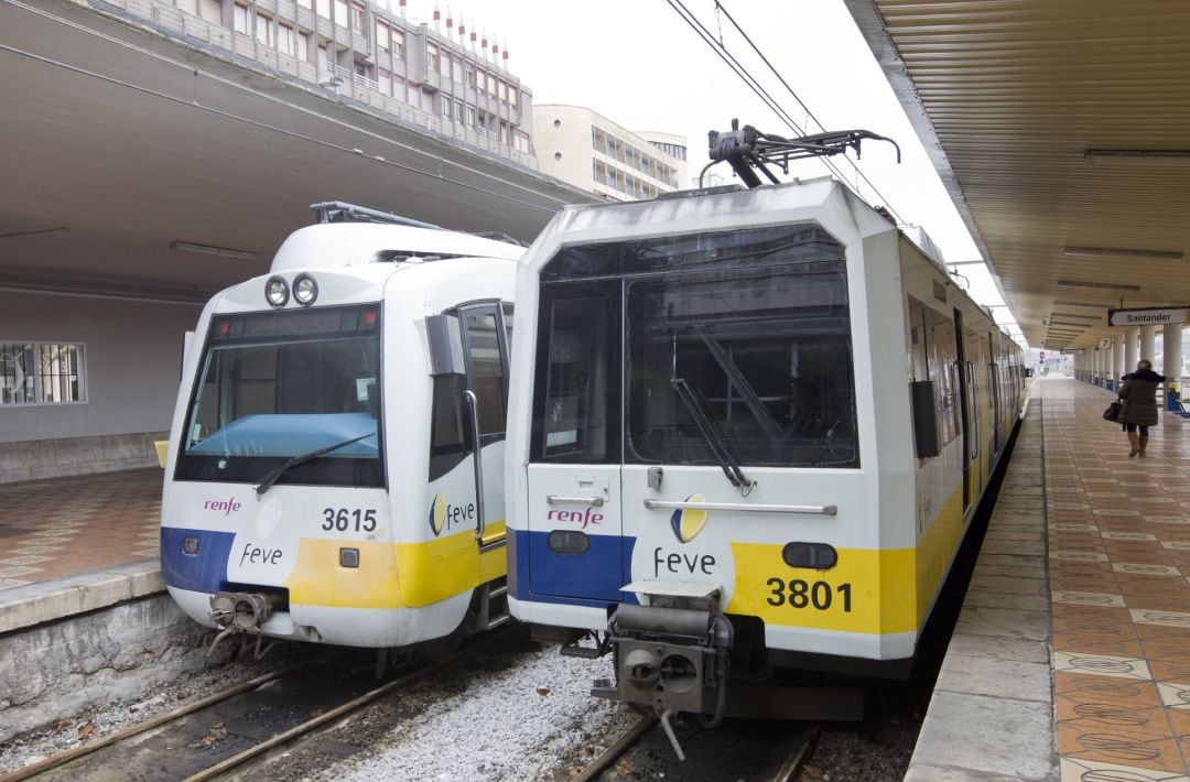 Trenes de Renfe-FEVE en la estación de Santander.