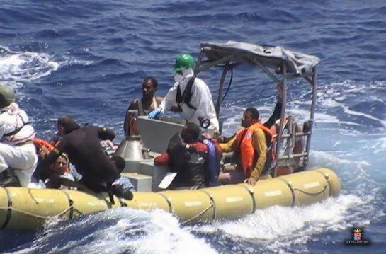 MED04 MAR MEDITERRÁNEO, 06/08/2015.- Fotografía facilitada por la Guardia Costera italiana hoy, 6 de agosto de 2015, que muestra la operación de salvamento puesta en práctica para rescatar a los inmigrantes que viajaban en una barcaza cerca de la costa de