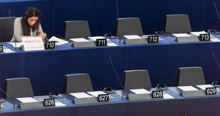 La miembro del Parlamento Europeo Pina Picierno, del grupo Alianza Progresista de Socialistas y Demócratas, permanece sentada junto a un cartel con la etiqueta "#Me too" (en español: Yo también), durante un debate para discutir sobre medidas contra las ag