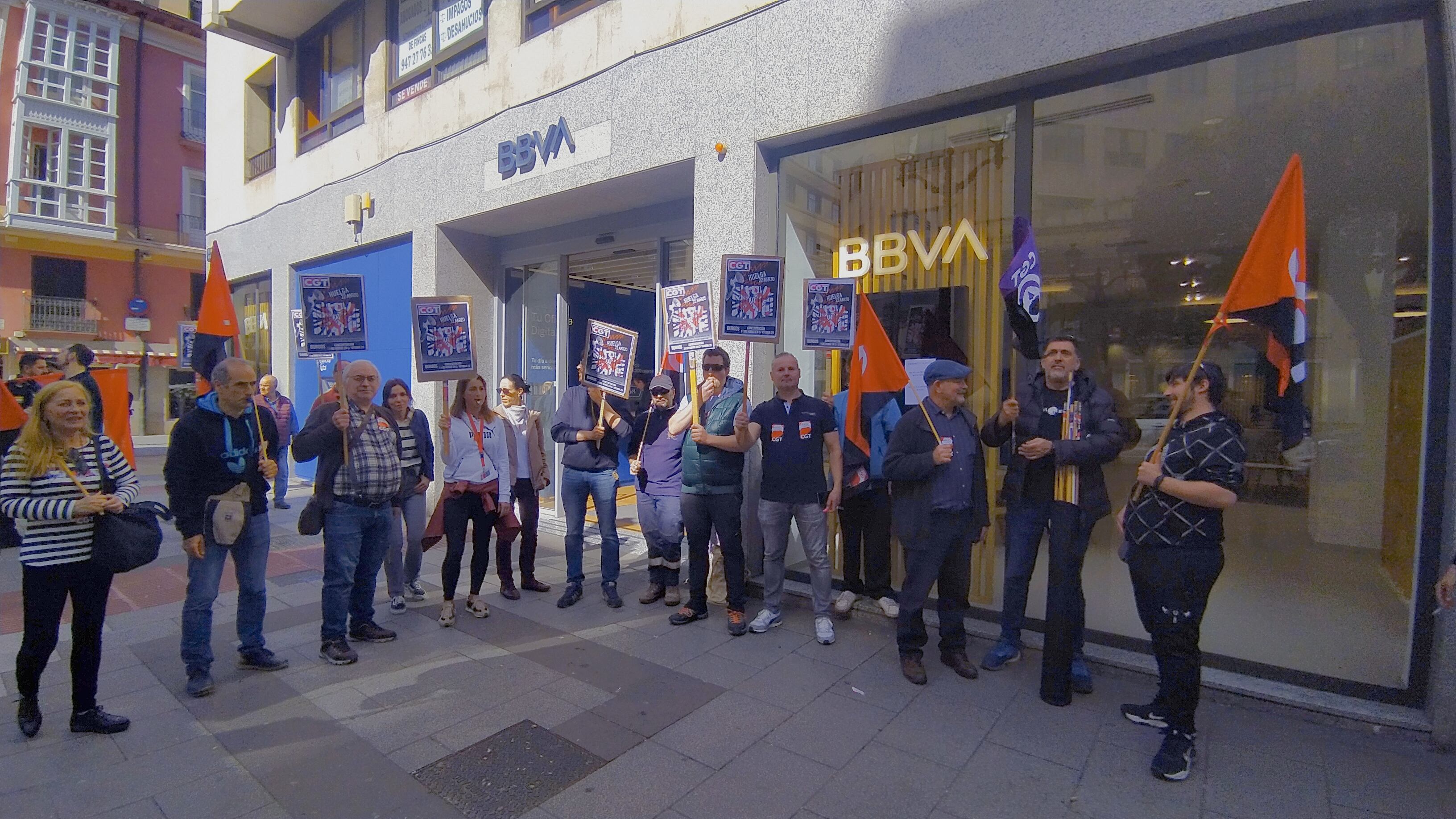 El sindicato CGT se ha concentrado a las puertas de una sucursal del BBVA en Burgos