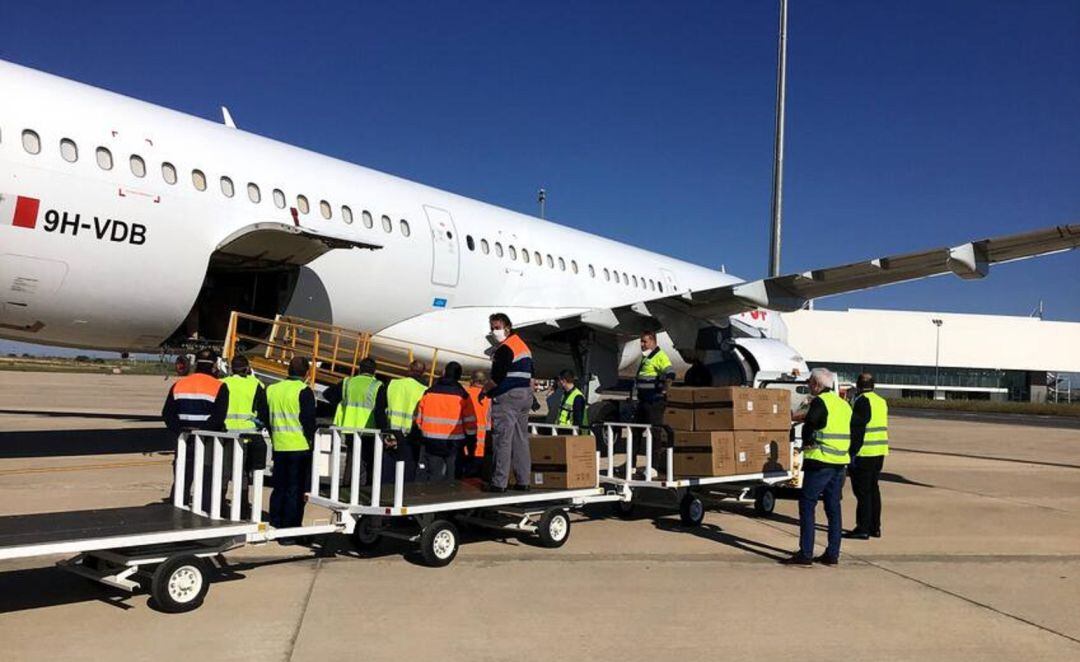 Descarga de material de uno de los aviones del corredor sanitario