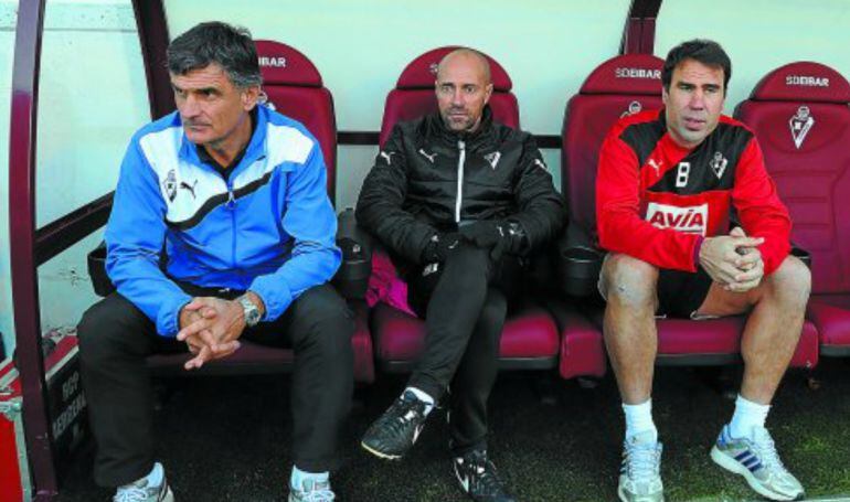 Toni Ruiz, preparador físico del Eibar, entre Mendilibar e Iñaki Bea, segundo técnico