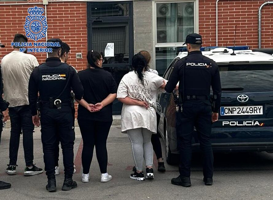 Policía Nacional con algunos de los detenidos tras robar en la ciudad de Murcia