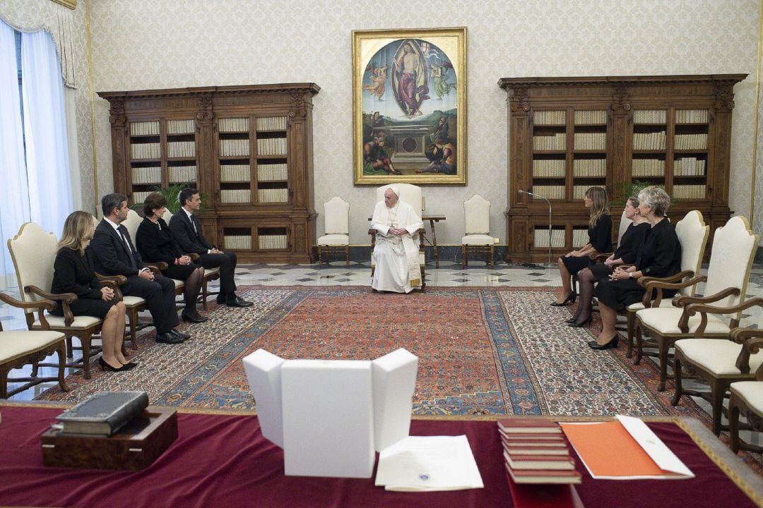 El Papa Francisco preside la reunión con el presidente del Gobierno, Pedro Sánchez, en el Vaticano.