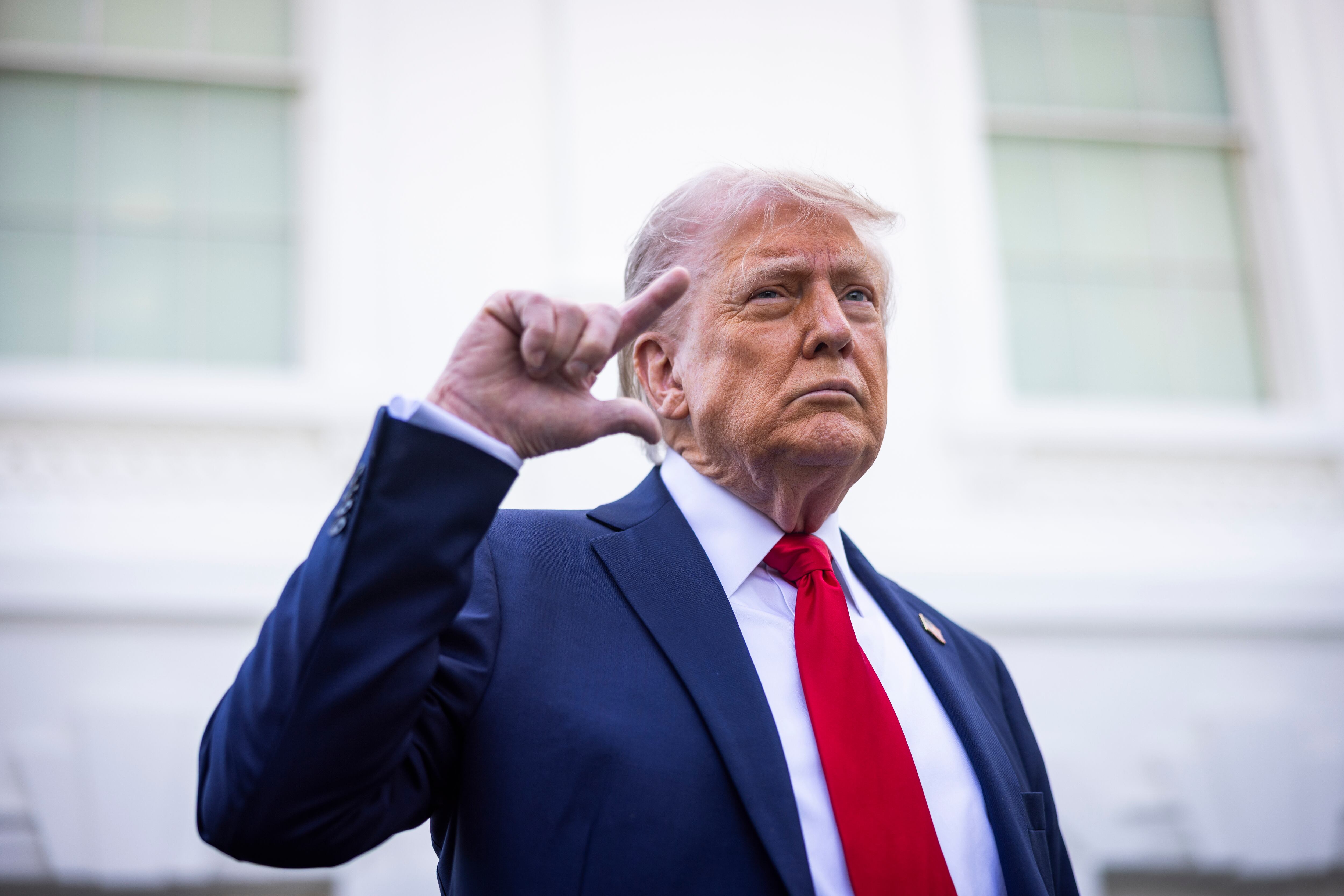 Donald Trump frente a la Casa Blanca