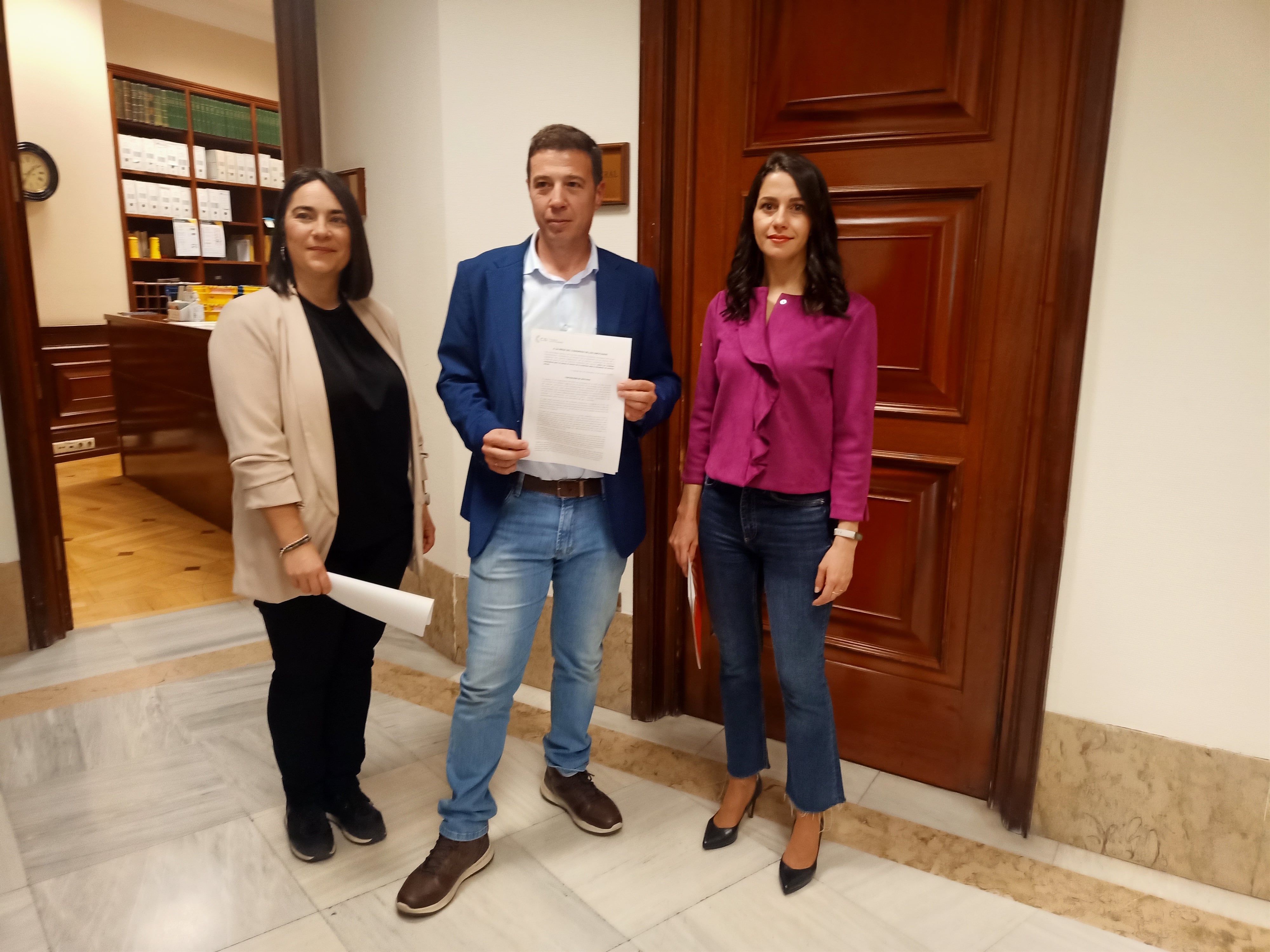 Ildefonso Ruiz, diputado de Ciudadanos en Jaén con la portavoz del partido, Inés Arrimadas, y la diputada y portavoz de Transición Ecológica Mª Carmen Martínez.