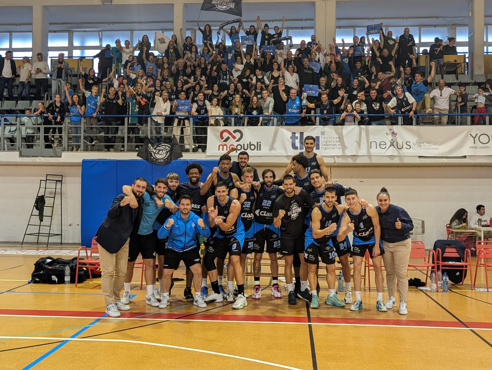 Jugadores y afición celebrando el triunfo