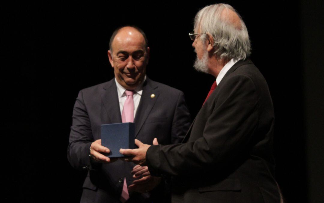 El presidente de la Diputación Miguel Ángel de Vicente junto al presidente de la Fundación Ramón Menéndez Pidal Jesús Antonio Cid sobre el escenario del Juan Bravo