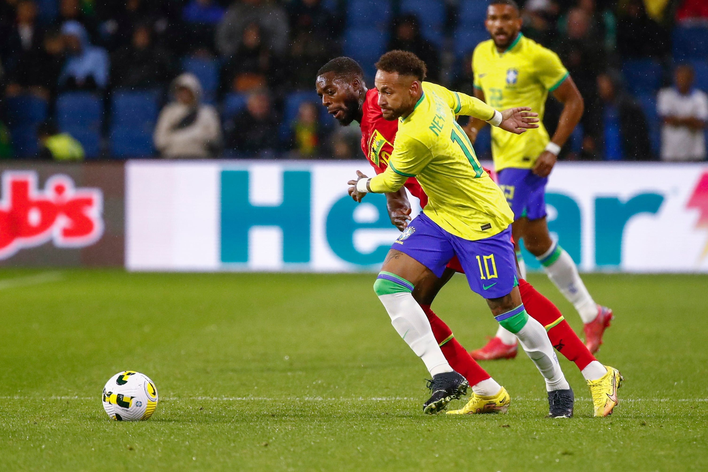 Iñaki Williams y Neymar pelean un balón.