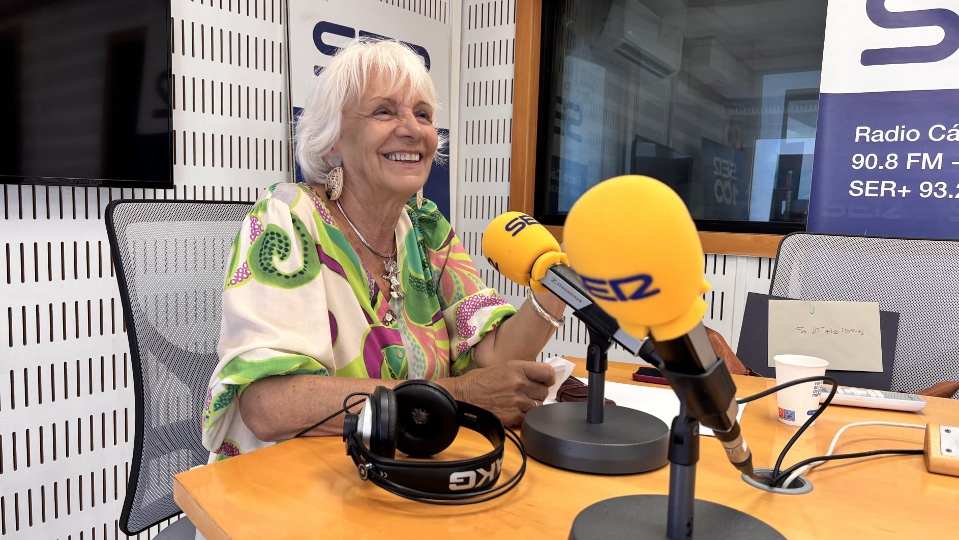 Teófila Martínez, en los estudios de Radio Cádiz