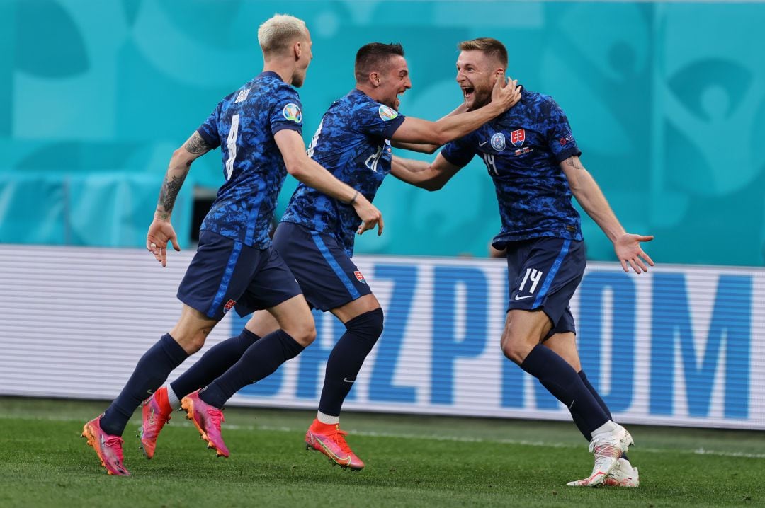 Skriniar celebrando el segundo gol de Eslovaquia junto a sus compañeros