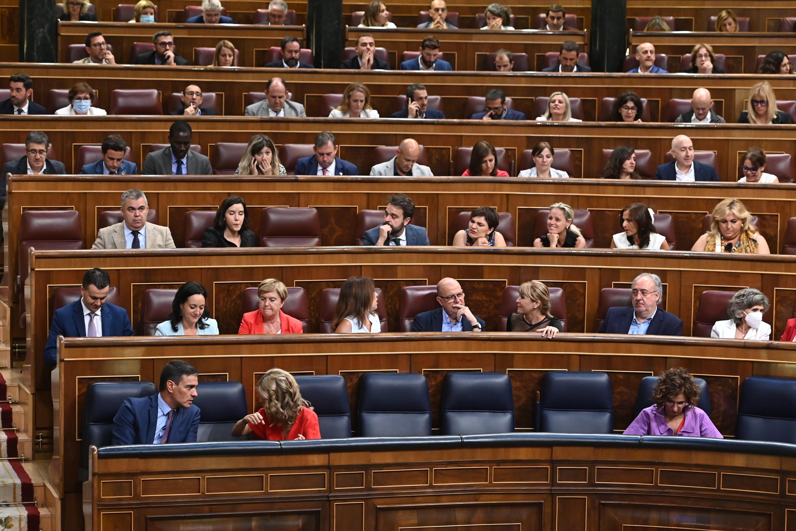 El presidente del Gobierno español, Pedro Sánchez (izda-abajo), y la vicepresidenta segunda y ministra de Trabajo y Economía Social, Yolanda Díaz (2i, abajo), durante el debate del proyecto de ley de Memoria Democrática en el pleno del Congreso de los Diputados en Madrid