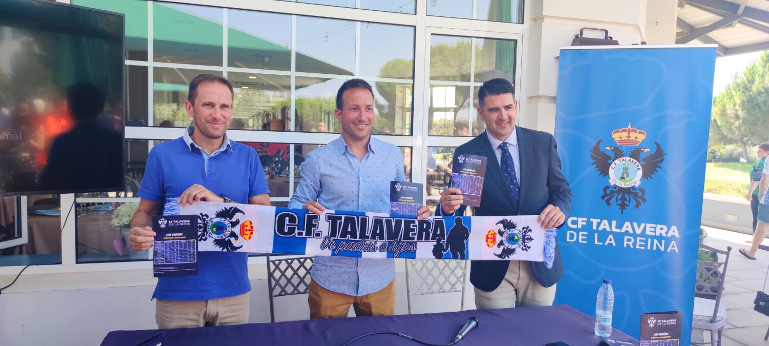 Sergio Gutiérrez, concejal de Deporte en Igualdad y Educación de Calidad junto con, Josué Blázquez, presidente del CF Talavera; y José Antonio Figuerola, responsable de marketing del club.