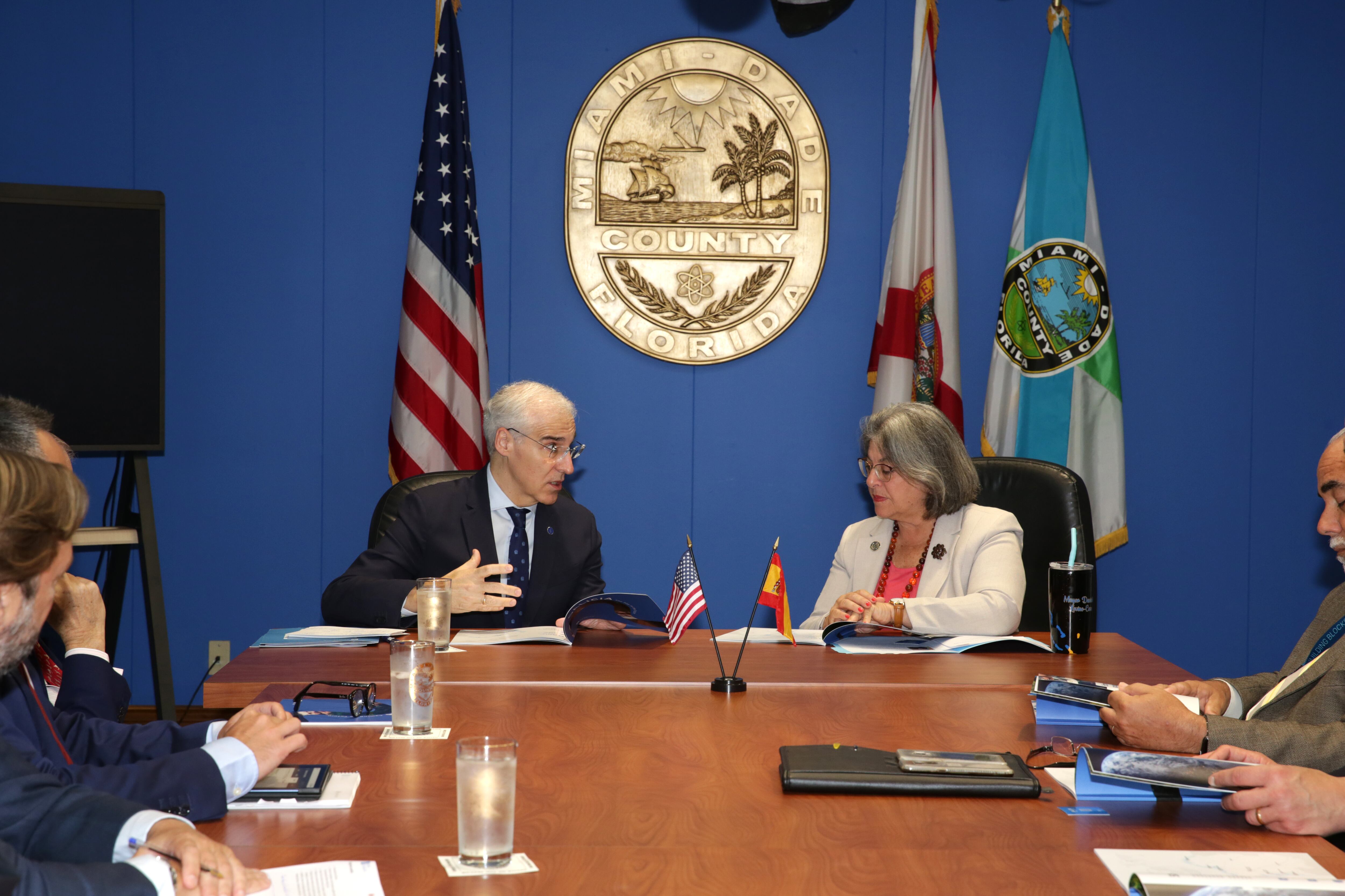 USA1969. MIAMI (FL, EEUU), 14/11/2022.- El vicepresidente primero y consejero de Economía, Industria e Innovación de Galicia (España), Francisco Conde, y la alcaldesa del condado de Miami-Dade, Daniela Levine Cava, durante una reunión hoy lunes en la sede de la Municipalidad en Miami, Florida (EE. UU). Conde dijo este lunes a EFE que Galicia es "un destino para acometer inversiones relevantes en el ámbito de la digitalización y la sostenibilidad" y confía en atraer a inversores de EE.UU., especialmente del estado de Florida. EFE/Marlon Pacheco