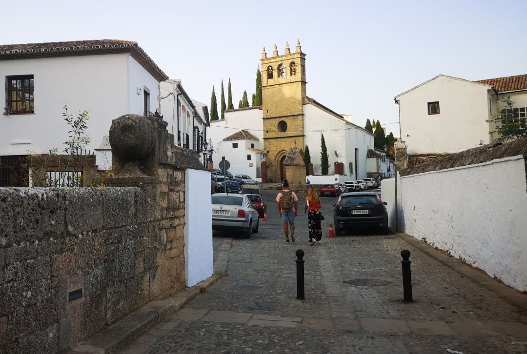 Dos personas pasena por el barrio de Padre Jesús de Ronda