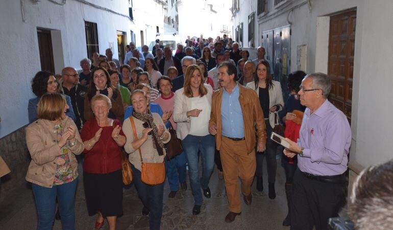 La presidenta de la Junta y candidata del PSOE visita Setenil (Cádiz) en su sexto día de campaña electoral