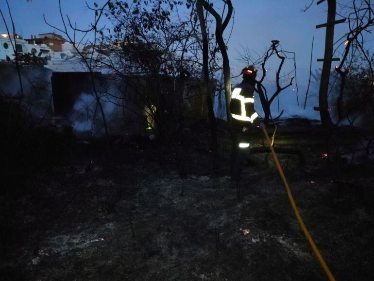 Imagen de los bomberos apagando el incendio cerca de costa Banana en Almuñécar