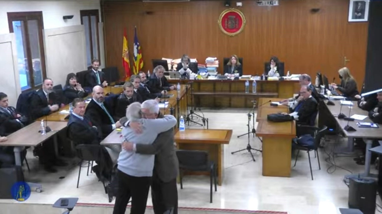 Cursach y Sbert se abrazan tras la intervención de este último antes de que el juicio quedara visto para sentencia