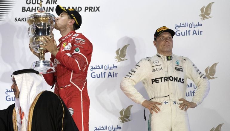 Vettel y Bottas, en el podio del GP de Baréin.