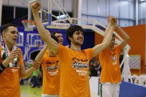 Los jugadores de Araberri festejan el ascenso