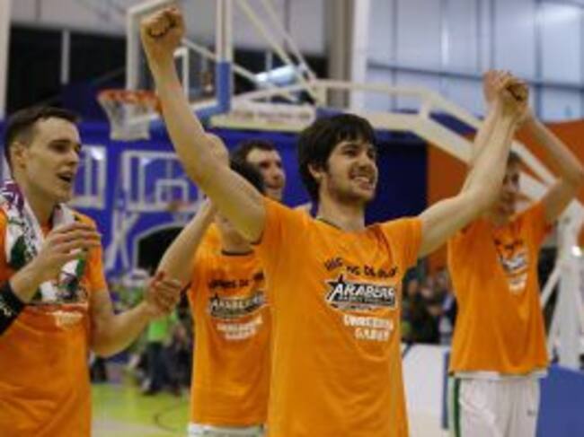 Los jugadores de Araberri festejan el ascenso