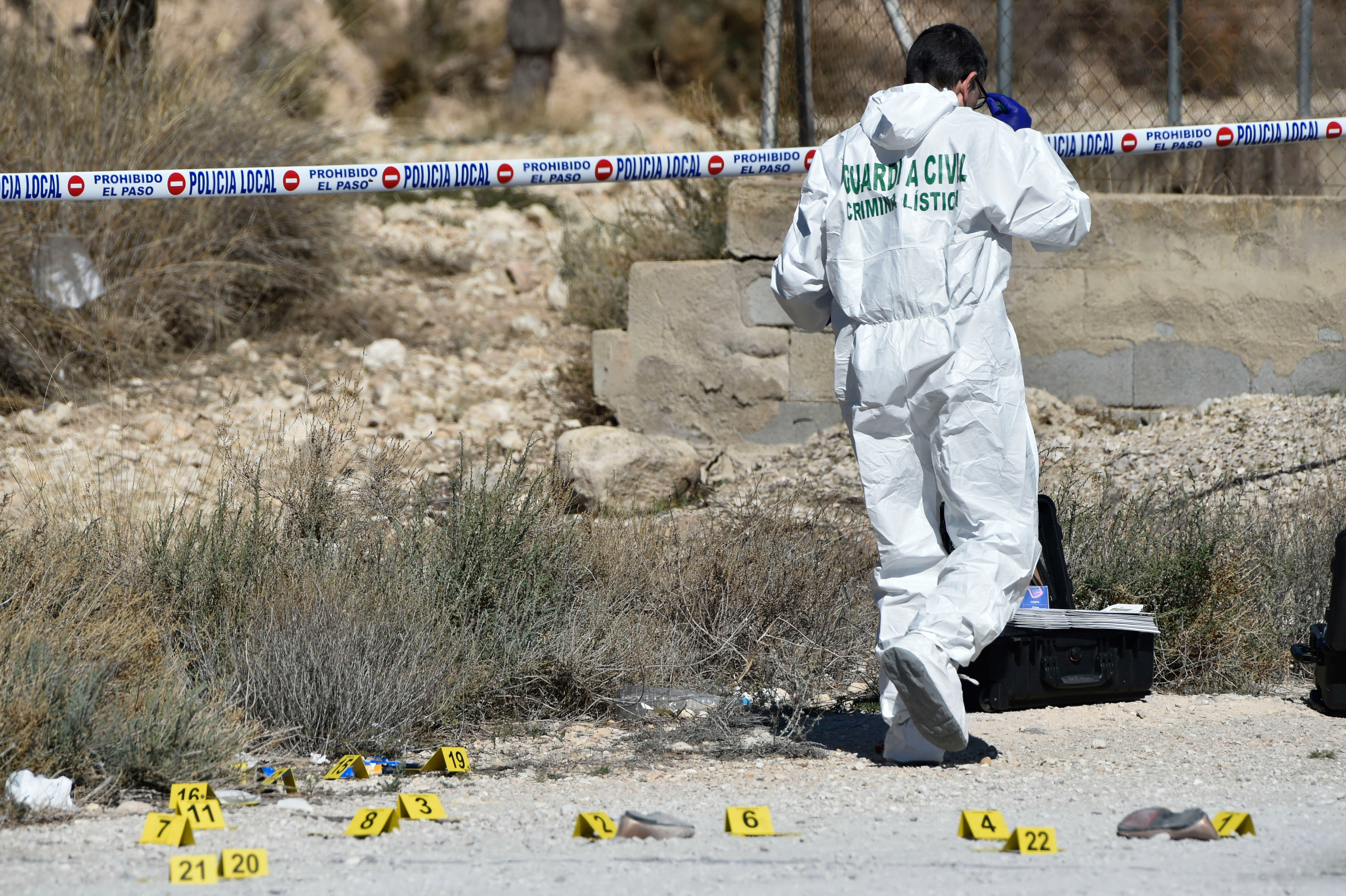 ABANILLA, (MURCIA), 10/04/2024.- Un agente de la científica de la Guardia Civil clasifica pruebas en la zona de estacionamiento de camiones del término municipal de Abanilla, en la Región de Murcia, donde una mujer, de unos 30 años, ha sido encontrada muerta con signos de haber sido acuchillada en varias partes del cuerpo. EFE/Marcial Guillén
