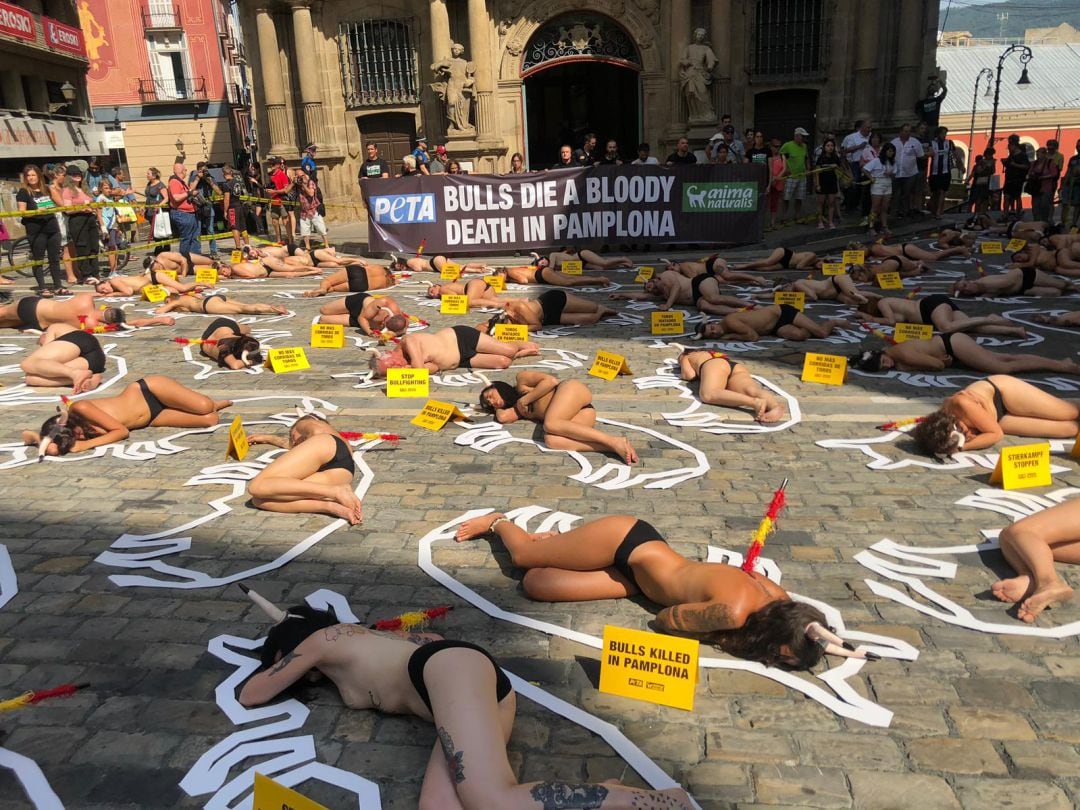 Activistas en la plaza del Ayuntamiento