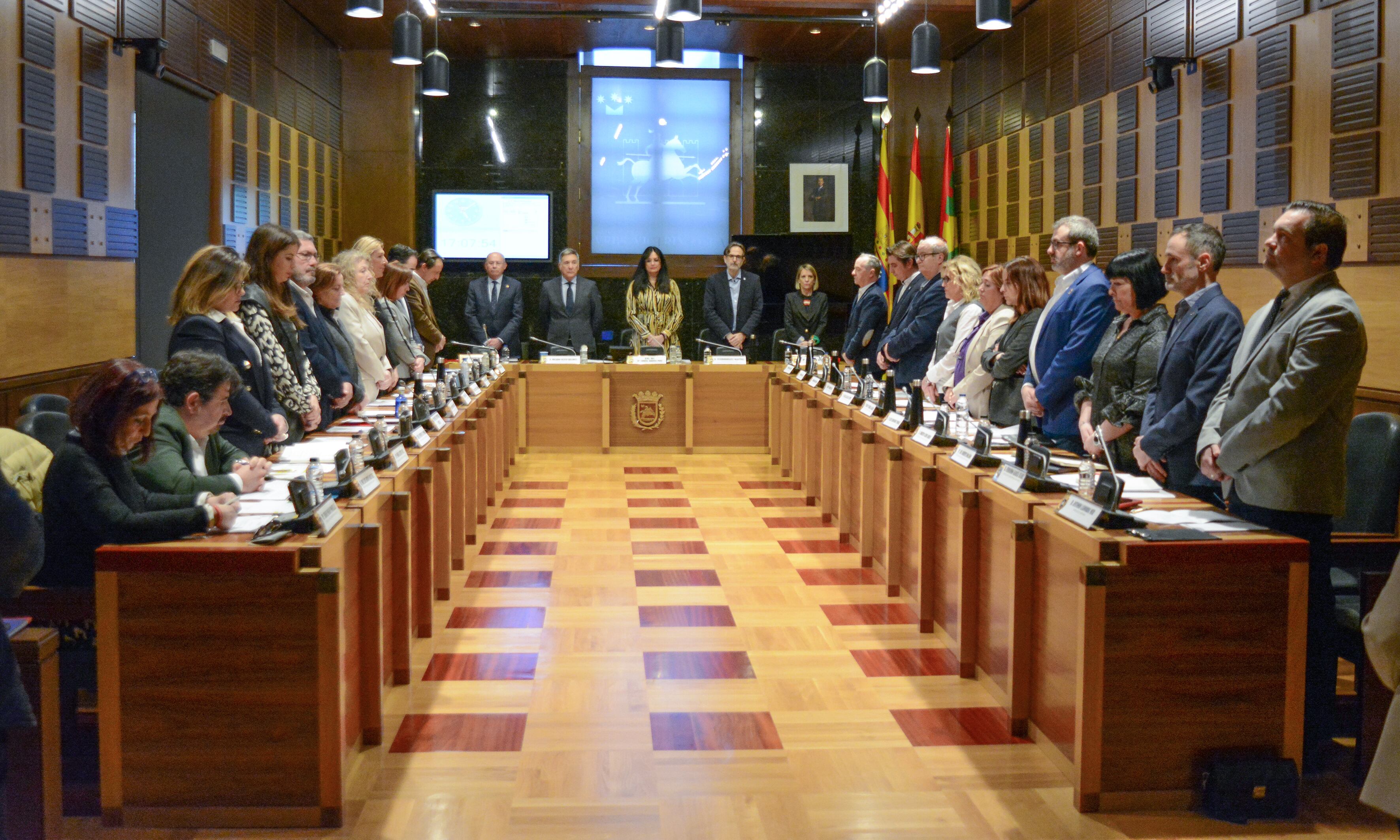 El pleno municipal de Huesca recordó con un minuto de silencio a las mujeres víctimas de violencia de género. Los concejales de Vox, José Luis Rubió y Susana Magán, permanecieron sentados