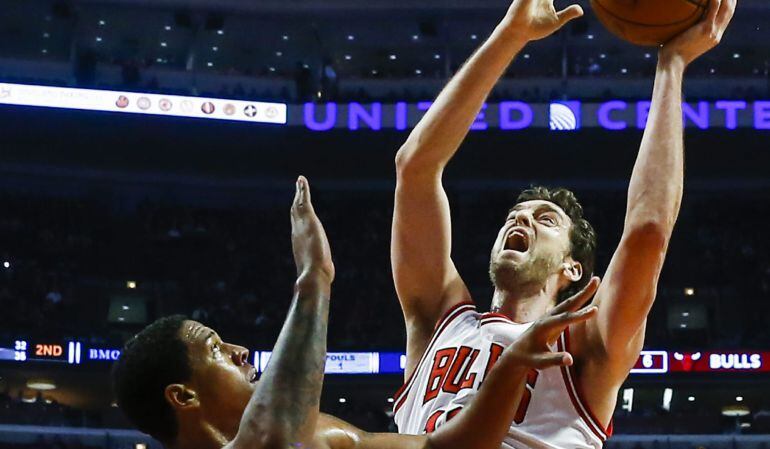 Pau Gasol, ante Channing Frye de los Magic