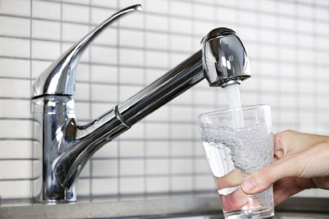 Agua del grifo (Imagen de archivo)