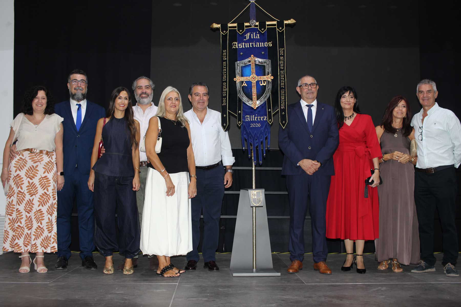 Los cargos de 2026 con sus respectivas parejas, junto a la heráldica del alférez cristiano 2026, Nando Jordá