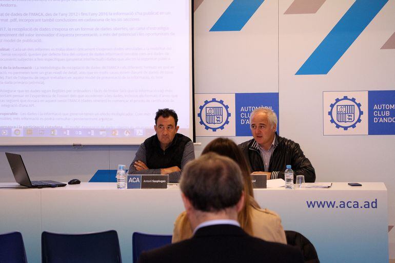 El secretari general i el president de l'Automòbil Club d'Andorra, Antoni Sasplugas i Enric Pujal, durant la presentació de l'informe.
