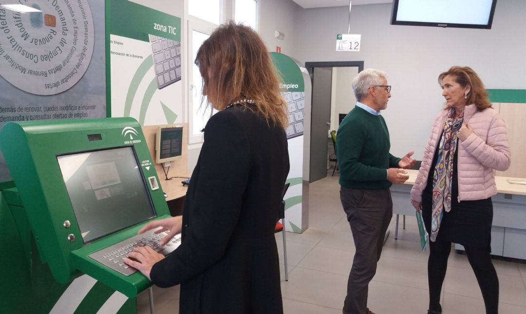 Varias personas en una oficina del Servicio Andaluz de Empleo.