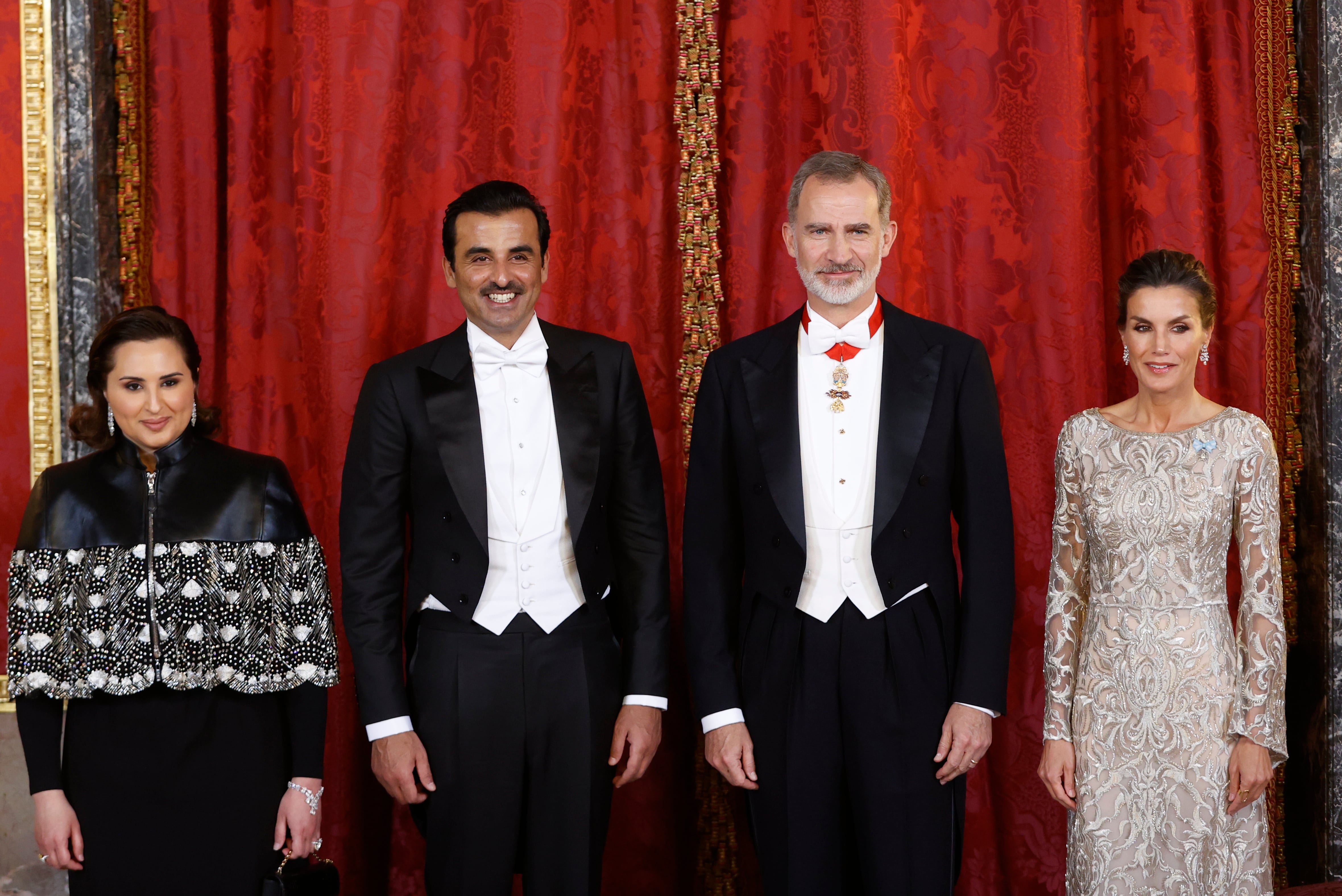 Los reyes de España, Felipe VI y Letizia (d), posan con al emir de Catar, Tamim bin Hamad Al Thani (2-i), y su esposa, Jawaher Bint Hamad Bin Suhaim Al Thani (i), a su llegada a la cena de gala celebrada este martes en el Palacio Real, en Madrid