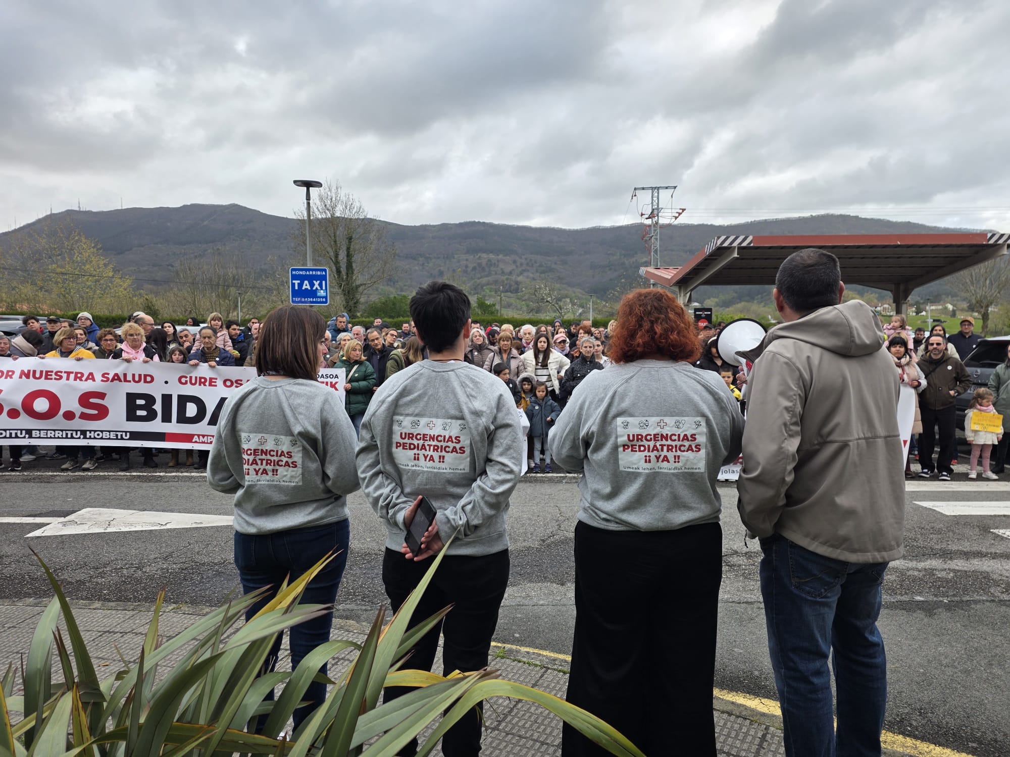 Concentración ciudadana frente al Hospital Comarcal organizada por la Asociación Urgencias Pediátricas del Bidasoa