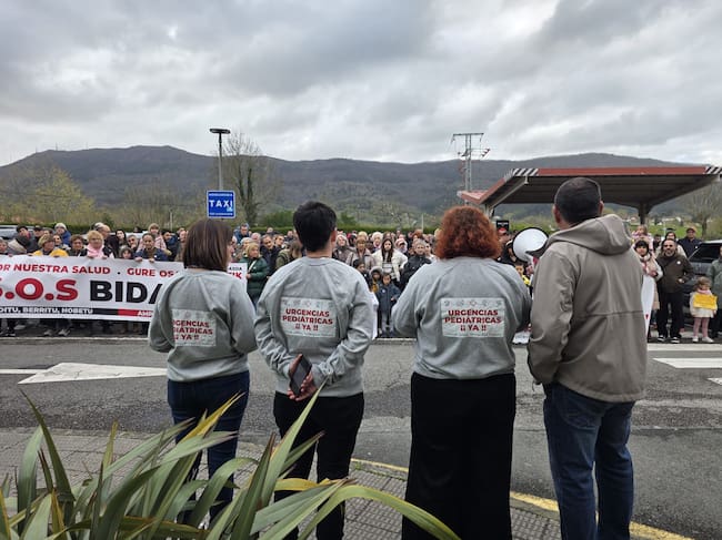 Concentración ciudadana frente al Hospital Comarcal organizada por la Asociación Urgencias Pediátricas del Bidasoa