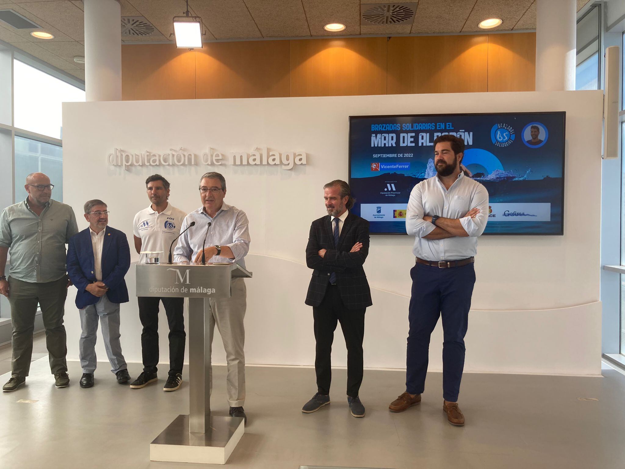 Francisco Salado, presidente de la Diputación de Málaga, durante la presentación de &quot;Brazadas Solidarias en el Mar de Alborán&quot;